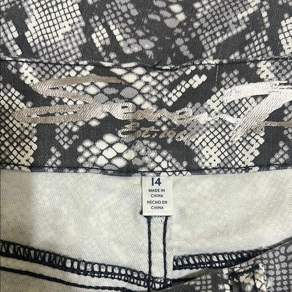 Seven7 Black and White Skinny Pants with Vintage Print - Picture 7 of 10